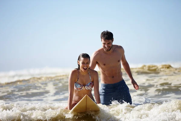 Apanhar Jeito Surf Uma Jovem Mulher Feliz Sendo Dada Uma — Fotografia de Stock