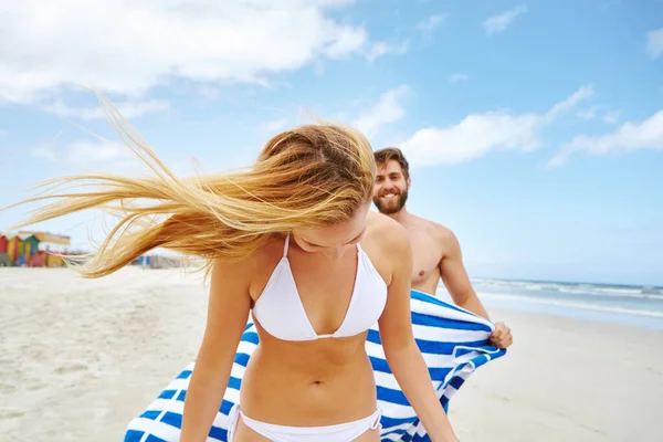夏の太陽の下で遊び心のある愛 幸せな若いカップルがビーチで遊んでいて — ストック写真