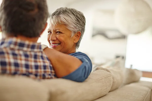 Emeklilik Onlara Birlikte Geçirmeleri Için Daha Kaliteli Zaman Verdi Sevgi — Stok fotoğraf