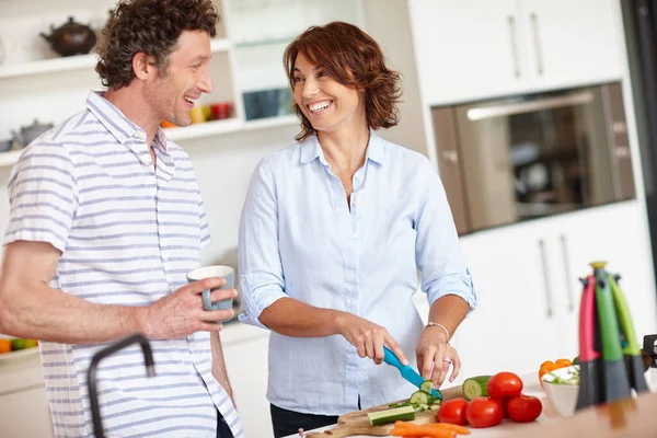 すべての家の心 幸せな成熟した夫婦が家で一緒に健康的な食事を作って — ストック写真