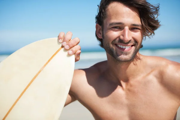 Yaz Gülüşleri Sahilde Sörf Tahtasını Tutan Çekici Bir Genç Adam — Stok fotoğraf