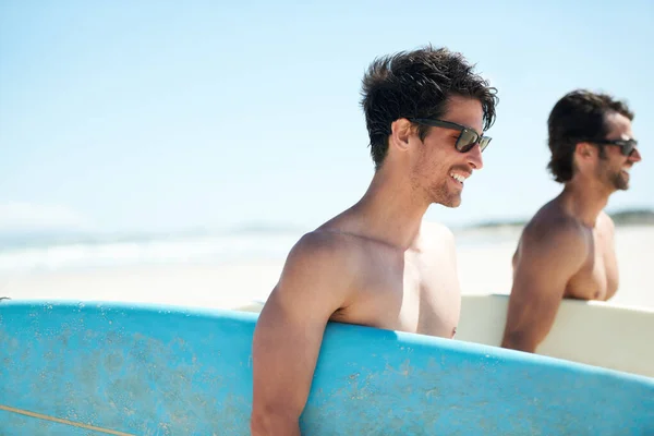 Ożywiony Surfowaniu Dwóch Przyjaciół Spacerujących Plaży Niosąc Deski Surfingowe — Zdjęcie stockowe