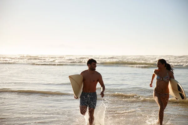 Jak Najlepiej Wykorzystać Lato Młoda Para Wybiegająca Morza Deskami Surfingowymi — Zdjęcie stockowe