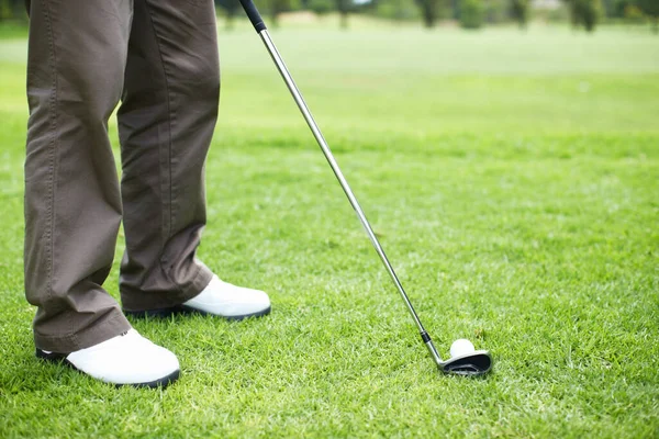 Spielbereit Ausgeschnittene Ansicht Eines Mannes Der Golf Auf Dem Platz — Stockfoto