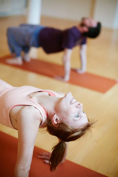 Yoga Para Liberação Estresse Corporal Uma Jovem Mulher Durante Uma — Fotografia de Stock