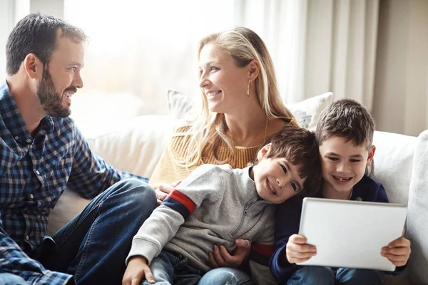 家庭乐趣安装 两个可爱的兄弟和他们的父母一起在家里的沙发上用数字平板电脑 — 图库照片