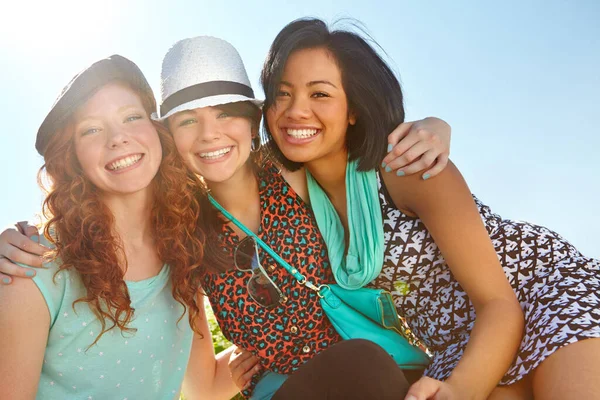 Barátaim Mindig Ott Vannak Nekem Három Tinédzser Lány Boldogan Mosolyog — Stock Fotó