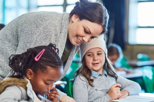 Öğretme Aşkı Için Lkokul Kızları Sınıfta Öğretmenlerinden Yardım Alıyorlar — Stok fotoğraf