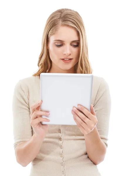她与任何地方都有联系 工作室拍摄的一个年轻的金发女子拿着一块白色的数码平板电脑 — 图库照片