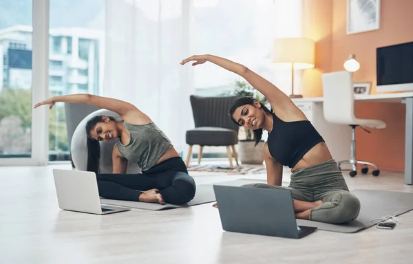 汗をかく準備をしろ 2人の若い女性が自宅でノートパソコンを使いながら — ストック写真