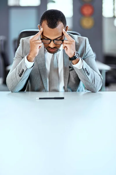 Nawet Najlepsi Mogą Upaść Przez Stres Młody Biznesmen Wyglądający Zestresowanego — Zdjęcie stockowe