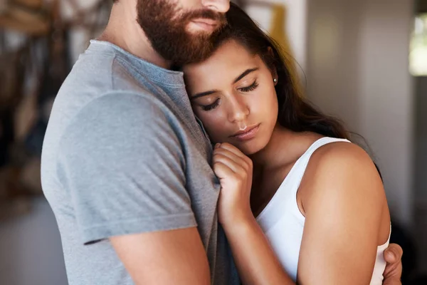 Kärleken Skyddar Dig Ett Kärleksfullt Ungt Par Som Delar Romantisk — Stockfoto