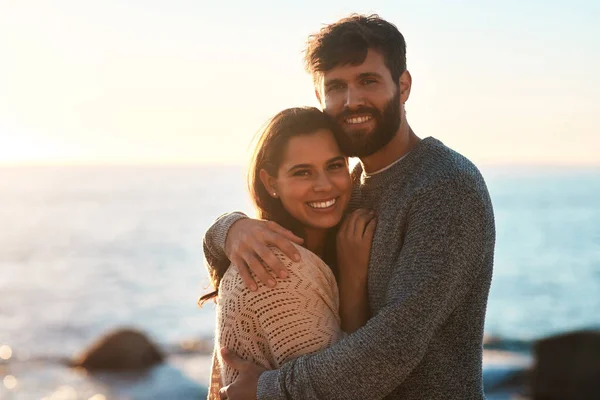 真の愛は本当です 夕日のビーチで愛情の瞬間を共有する若いカップルの肖像画 — ストック写真