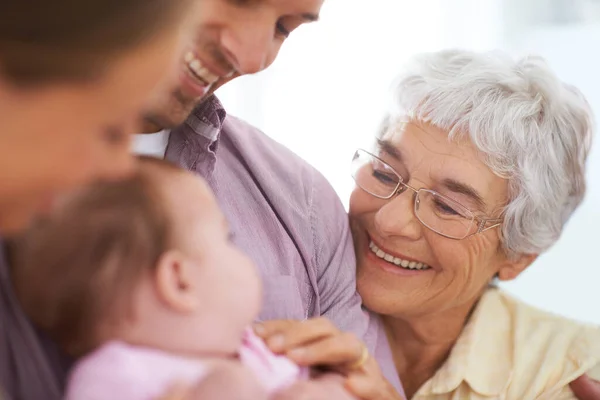 Alig Várom Hogy Elkényeztessem Egy Boldog Nagymama Találkozik Unokájával — Stock Fotó