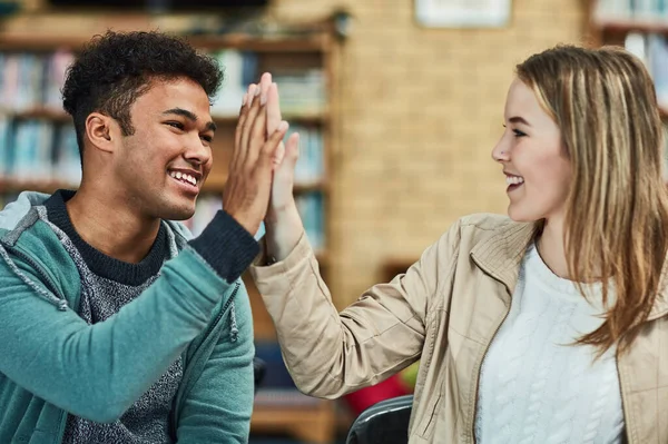 High Five Voor Een Succesvolle Toekomst Twee Studenten High Fiving — Stockfoto