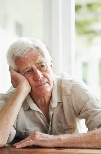 高齢者 孤独とうつ病 不安や精神衛生 悲しみや問題のストレスを考えています 落ち込んで悲しく心配している老人は疑いを持って家の中で感情とアルツハイマー病の闘い — ストック写真