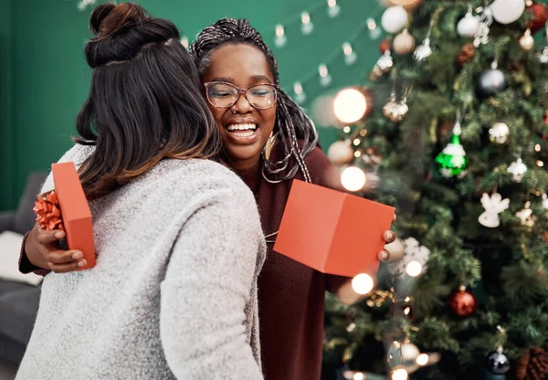 Hediyelerinizi Aldığınızda Sevginizi Verirsiniz Noel Evde Hediye Alışverişinde Bulunan Iki — Stok fotoğraf