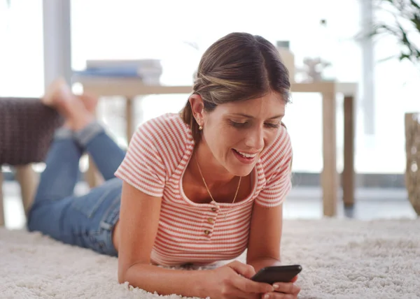 Just Chilling Scrolling Attractive Woman Using Her Cellphone While Relaxing — Stock Photo, Image