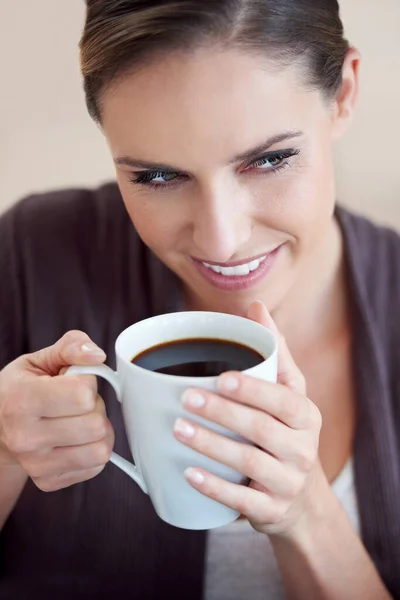 コーヒーは彼女の考えを得た コーヒーを飲みながら思いやりのある美しい女性が — ストック写真