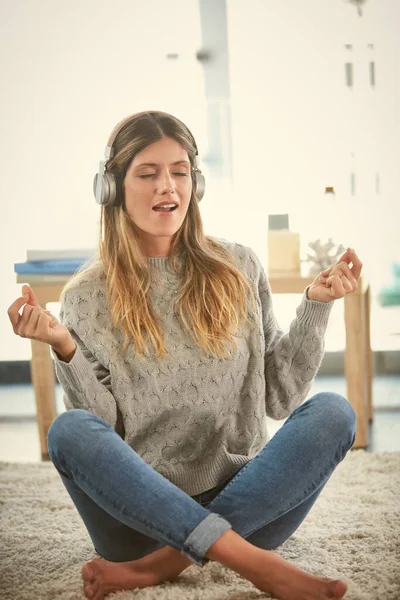 Мой Способ Расслабиться Женщина Слушает Музыку Расслабляясь Дома — стоковое фото