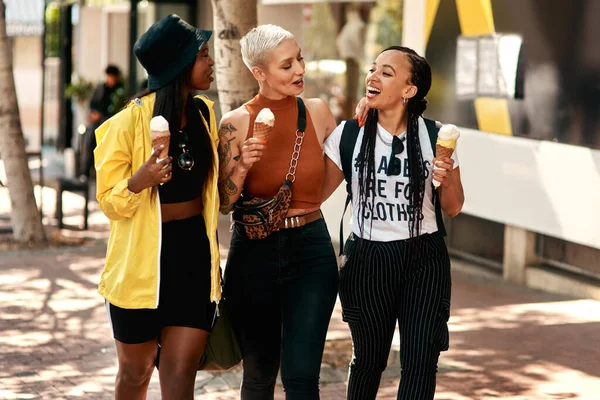 Glück Ist Ein Eis Date Mit Den Mädchen Drei Freunde — Stockfoto