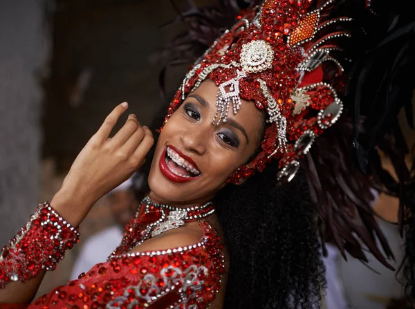 Glamoureus Dansende Koningin Een Mooie Samba Danser Draagt Een Hoofdtooi — Stockfoto