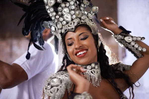 Glamorös Dansdrottning Vacker Samba Dansare Som Uppträder Karneval Med Sitt — Stockfoto