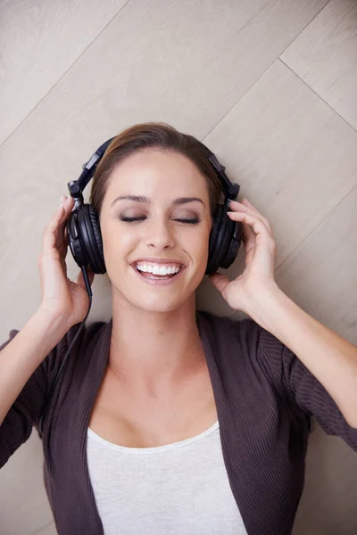 Desfrutar Uma Musicoterapia Uma Jovem Feliz Ouvindo Música Sobre Seus — Fotografia de Stock