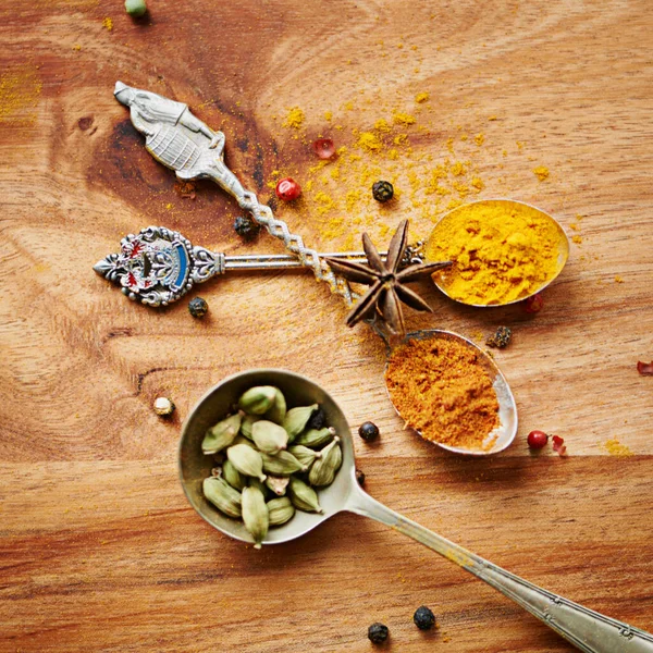 Tillsätt Lite Smak Till Maten Ett Sortiment Färgglada Kryddor — Stockfoto