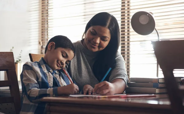 どこにいてもよく学ぶ場所です お母さんと家で学校の宿題をしてる可愛い男の子 — ストック写真