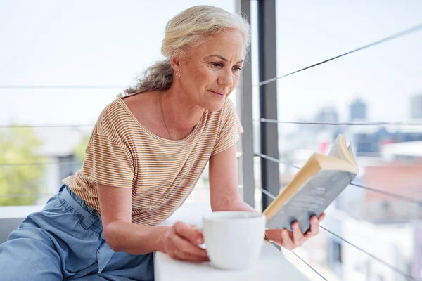 Passar Algum Tempo Canto Leitura Uma Mulher Sênior Atraente Desfrutando — Fotografia de Stock