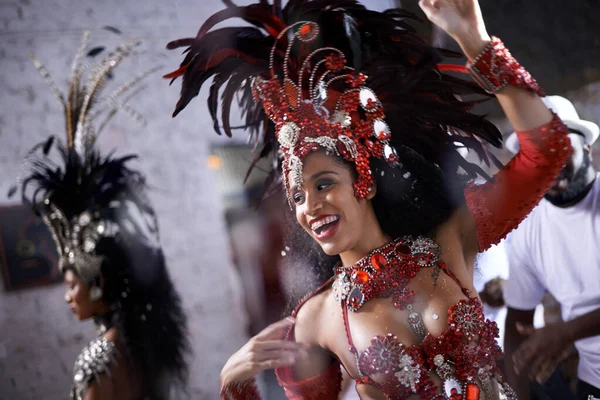 Glamorös Dansdrottning Två Vackra Samba Dansare Som Uppträder Karneval Med — Stockfoto