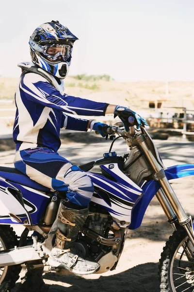 Έτοιμος Κομματιαστεί Πορτρέτο Ενός Νεαρού Αναβάτη Motocross Κάθεται Στο Ποδήλατό — Φωτογραφία Αρχείου