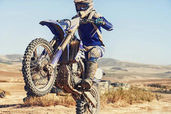 Έχει Τον Πλήρη Έλεγχο Οδηγός Motocross Εκτελεί Μια Ρόδα Κατά — Φωτογραφία Αρχείου