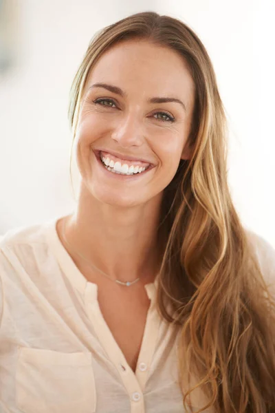 Perfecte Glimlach Portret Van Een Aantrekkelijke Jonge Vrouw Die Naar — Stockfoto