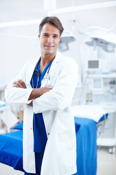 Umduğun Doktor Ameliyathanede Kolları Çapraz Duran Mutlu Bir Erkek Doktor Stok Fotoğraf