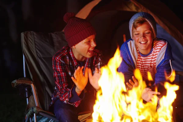 Lager Passiert Bleibt Lager Zwei Kleine Jungen Sitzen Lagerfeuer — Stockfoto