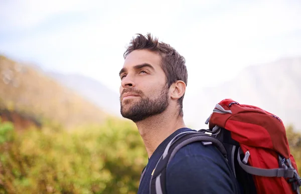 ハイキング リラックスして フィットネス 旅行の旅のために山の上の男と考える バックパック 夏とトレーニングのための自然のパスで男性ハイカートレッキングとワークアウト 自由と探索 — ストック写真