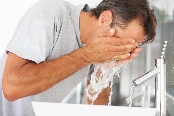 Гигиена Гидратация Мужчина Умывающийся Ванной Утром Проснуться Воду Уборку Мужчиной — стоковое фото
