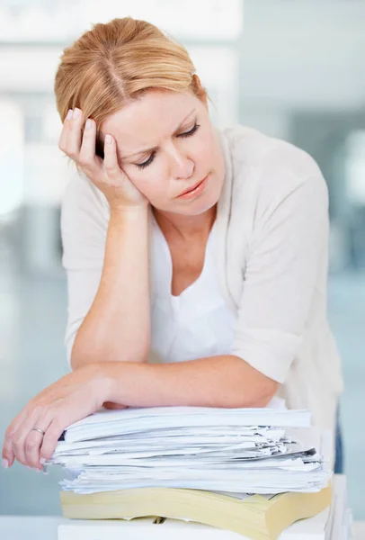 Stress Papierberge Und Geschäftsfrau Überarbeitet Erschöpft Und Müde Büro Burnout — Stockfoto