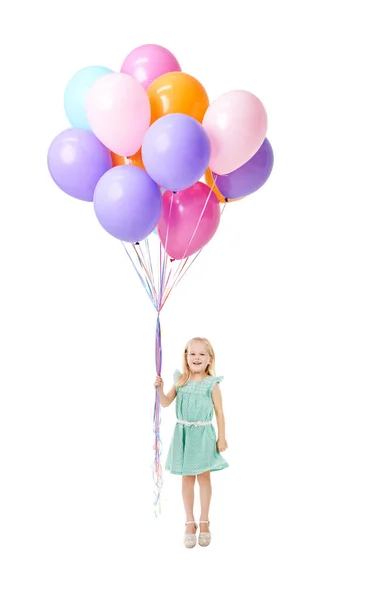 然后离开 摄影棚拍摄到一个可爱的小女孩在空中拿着一束气球 背对着白色的背景 — 图库照片