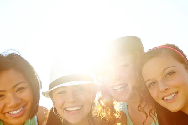 Užívám Chvíli Slunci Detailní Záběr Skupiny Dospívajících Dívek Usmívajících Rukama — Stock fotografie