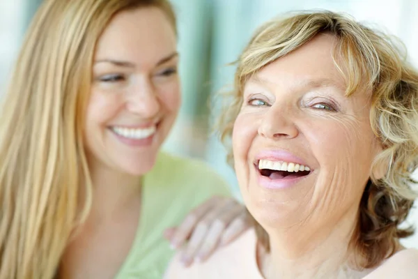 Quality Laughs Her Daughter Mother Daughter Enjoying Some Quality Time — Stock Photo, Image