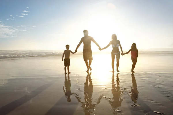 Silhouette Estive Una Giovane Famiglia Che Cammina Una Spiaggia Tramonto — Foto Stock