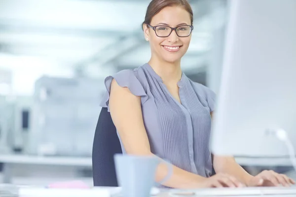 Eficiencia Con Una Sonrisa Una Joven Atractiva Trabajadora Oficina Sentada —  Fotos de Stock