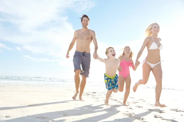 Беги Веселью Счастливая Молодая Семья Бегает Пляжу Вместе — стоковое фото