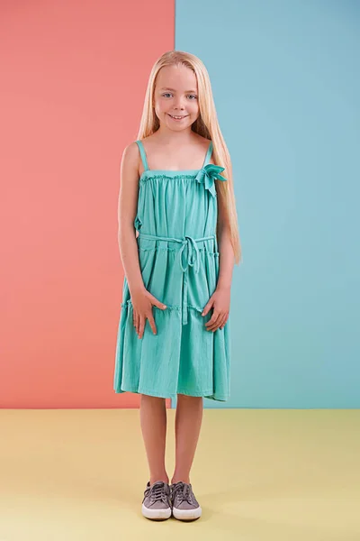 Słodka Kolorowa Tylko Jej Osobowość Cute Little Girl Kolorowe Tło — Zdjęcie stockowe