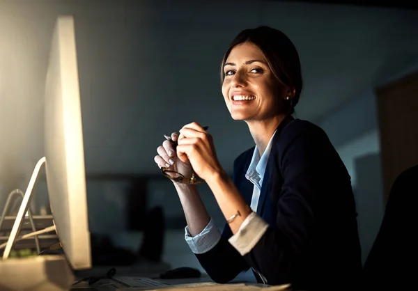 Portre Gülümseme Gece Çalışan Kadını Ofiste Gözlük Bilgisayar Akşamları Kurumsal — Stok fotoğraf