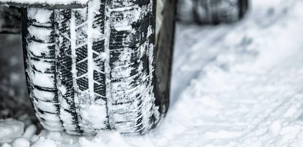 Ελαστικά Χειμώνας Και Αυτοκίνητο Οδήγηση Χιόνι Πάγο Για Ένα Οδικό — Φωτογραφία Αρχείου