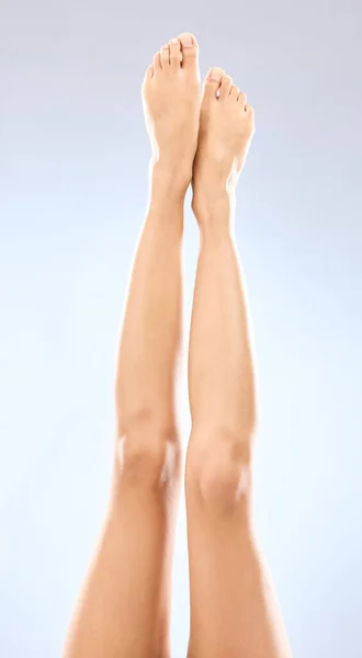 Ślizgaj Się Moim Stoku Nierozpoznawalne Kobiece Nogi Studio Niebieskim Tle — Zdjęcie stockowe
